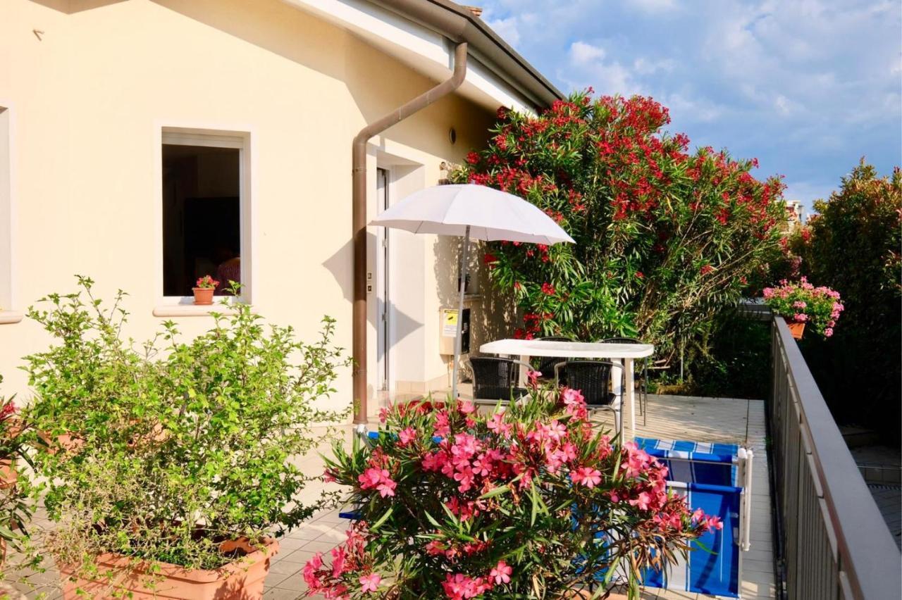 Appartamento In Villa Daniela Con Piscina Privata Carraro Immobiliare Jesolo - Family Apartments Екстериор снимка